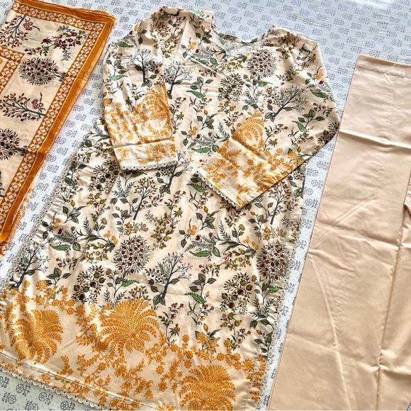 NEW Floral Lawn Salwar Kameez - Picture 7 of 12